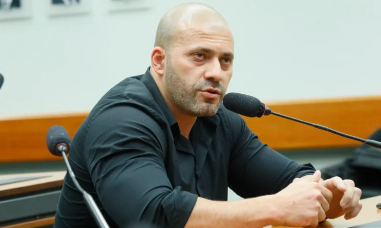 Moraes autoriza Daniel Silveira a ir ao próprio casamento e limita duração da cerimônia