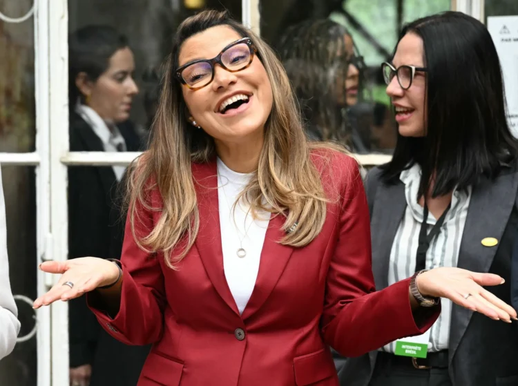 Janja vai desfilar na Sapucaí em escola que homenageia Lula