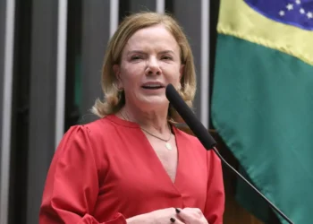 Gleisi canta samba que homenageia Lula durante evento do PT na câmara