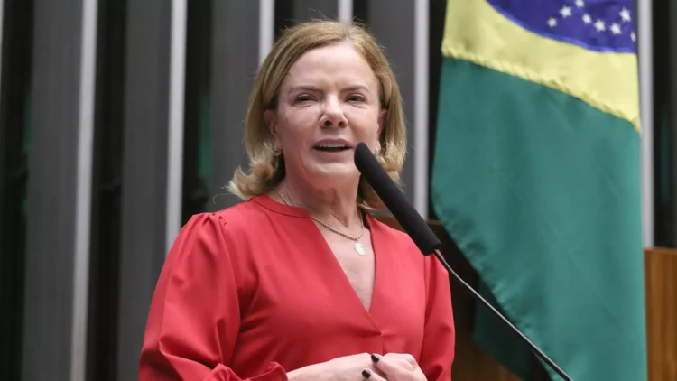 Gleisi canta samba que homenageia Lula durante evento do PT na câmara