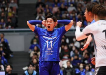 Japonês acerta bolada na juíza e viraliza ao deslizar de cabeça na quadra para pedir desculpas