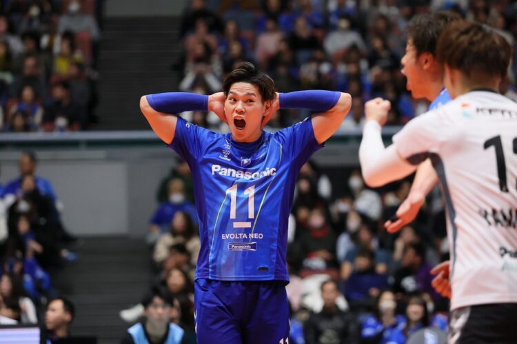 Japonês acerta bolada na juíza e viraliza ao deslizar de cabeça na quadra para pedir desculpas