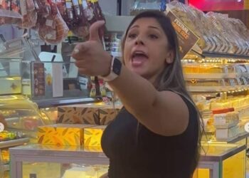 Condenada por homofobia em padaria de SP, mulher é presa em aeroporto ao voltar da Espanha