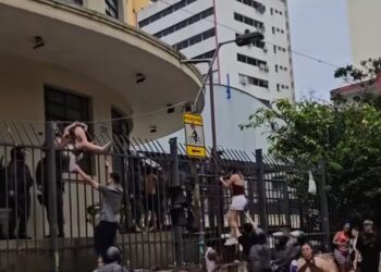 Em São Paulo, foliões tentam invadir escola pública durante bloco e são contidos com ação dura da PM