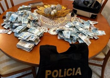 Mala com R$ 429 mil é atirada pela janela de prédio durante operação da PF, em Balneário Camboriú