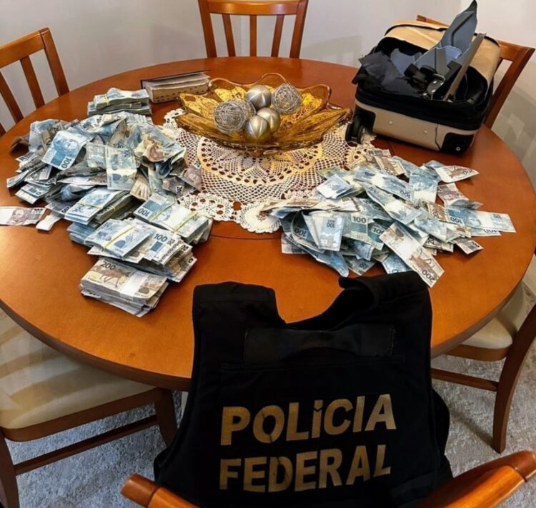 Mala com R$ 429 mil é atirada pela janela de prédio durante operação da PF, em Balneário Camboriú
