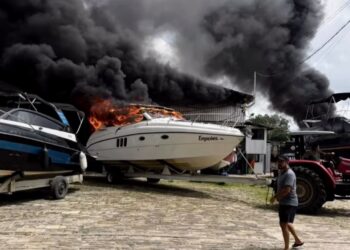 Lancha pega fogo na manhã desta quarta-feira no Marine Clube, em Belém