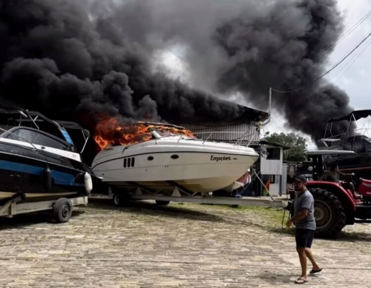 Lancha pega fogo na manhã desta quarta-feira no Marine Clube, em Belém