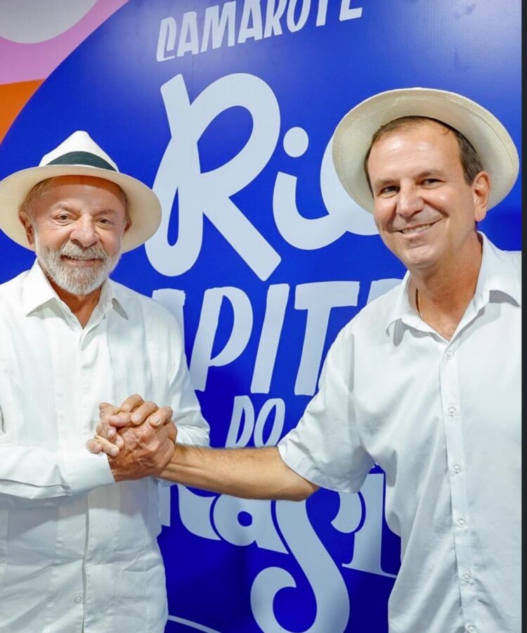 Lula desceu à pista para acompanhar desfile da Acadêmicos de Niterói ao lado de Eduardo Paes no Carnaval do Rio