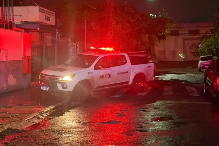 Jovem é executado com 13 tiros na frente da mãe; amigo é preso suspeito de facilitar o crime