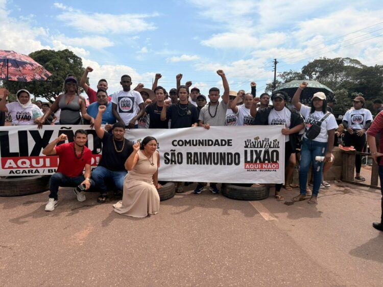 Veja momento em que prefeito de Acará é chamado de “traidor” pela população durante protesto sobre aterro em Bujaru