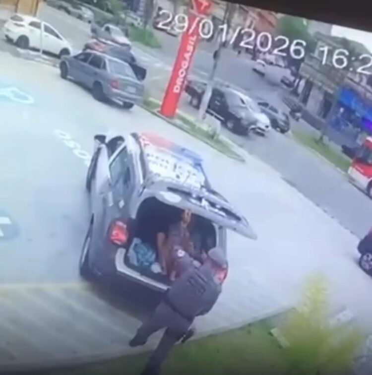 PM se atrapalha ao tentar agredir suspeito e acaba permitindo fuga