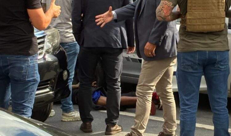 Perseguição policial de 23 minutos acaba com 1 morto e 4 baleados na Faria Lima