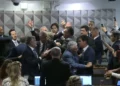 Quebra de sigilo de Lulinha, filho de Lula, é aprovada e sessão da CPMI termina em confusão e tumulto