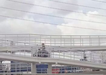 Motociclista atravessa passarela de pedestres na BR-316 e vídeo divide opiniões nas redes