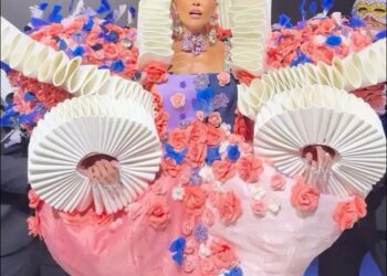 Deborah Secco vive perrengue no Baile da Vogue e quase fica nua durante troca de fantasia