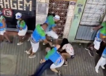 Briga violenta interrompe desfile de bloco no Rio; cantor pede socorro durante confusão