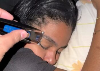 Infuenciador raspa a sobrancelha da namorada em “brincadeira” enquanto ela dorme e gera revolta entre internautas
