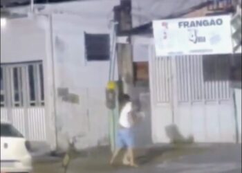 Mulher é agredida e derrubada no chão pelo companheiro após bloco do Rabo do Peru, em Icoaraci