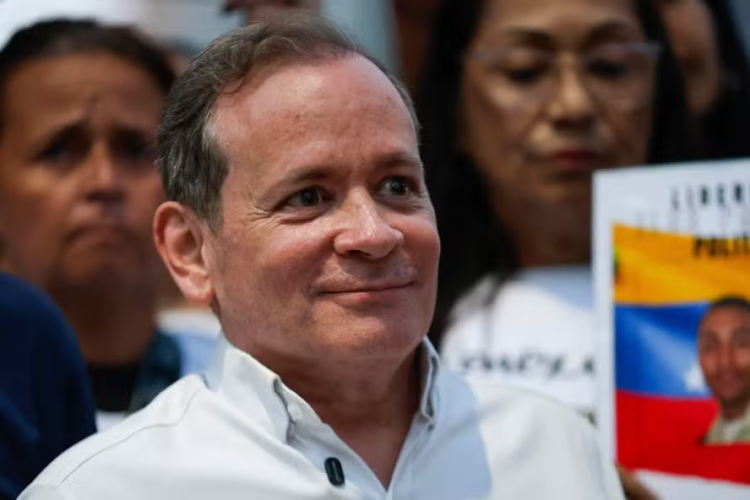 Opositor político de Nicolás Maduro é preso novamente horas depois de deixar prisão; ele estava entre os vários presos políticos libertados após ordem dos EUA