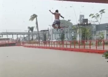 Crianças tomam banho no canal da Doca após transbordamento causado por fortes chuvas e maré alta