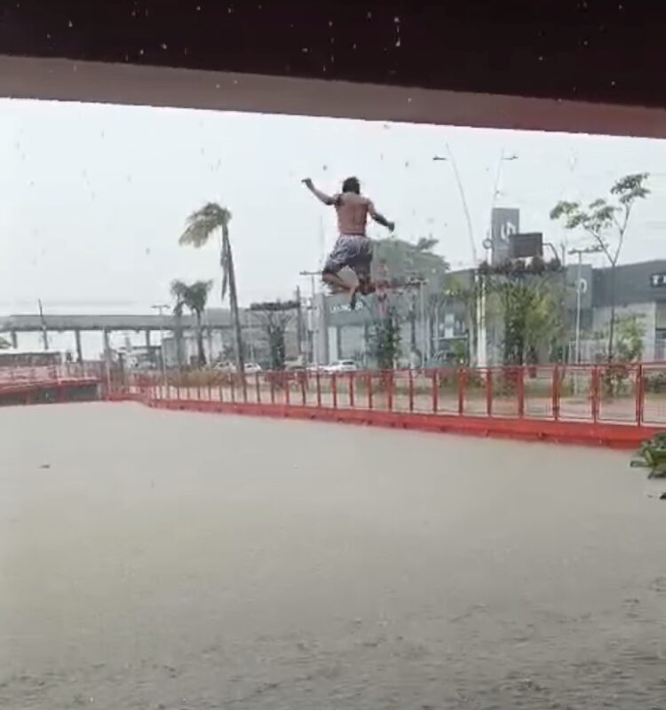 Crianças tomam banho no canal da Doca após transbordamento causado por fortes chuvas e maré alta