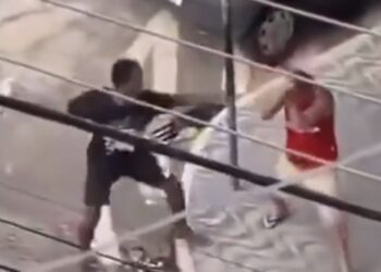 Homem confronta morador de rua e acaba atingido com sacola de fezes na cabeça