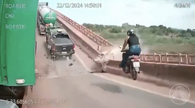 Novas imagens revelam momento em que caminhões e moto são lançados durante desabamento de ponte entre TO e MA