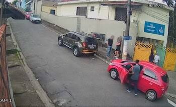 Mulher tem carro roubado em SP com bebê de 2 meses dentro do veículo