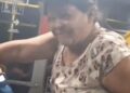 Jovem autista é agredido e ameaçado pela própria mãe em ônibus; passageiros intervêm