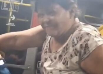 Jovem autista é agredido e ameaçado pela própria mãe em ônibus; passageiros intervêm