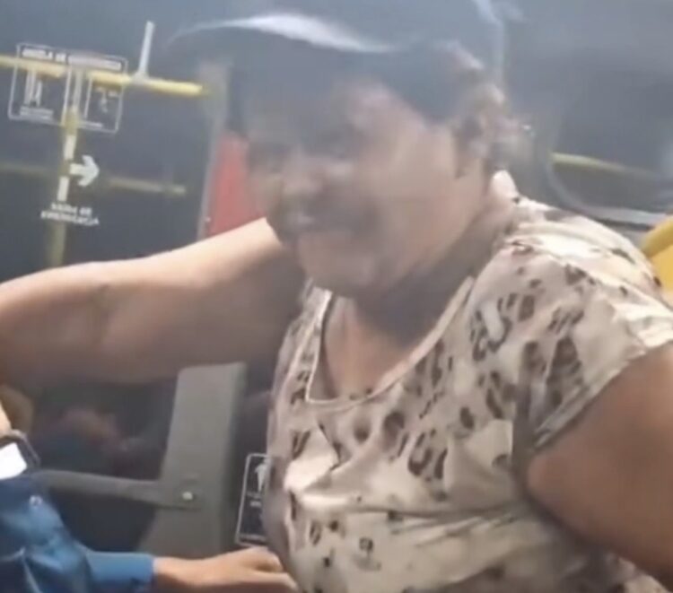 Jovem autista é agredido e ameaçado pela própria mãe em ônibus; passageiros intervêm