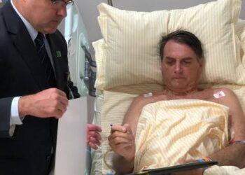 Bolsonaro passa mal e é internado às pressas em hospital particular de Brasília