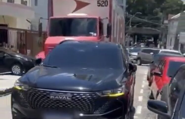 “Parada rápida” bloqueia via e causa transtornos no trânsito no Reduto
