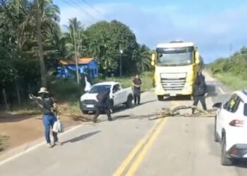 Homens encapuzados disparam arma de fogo durante protesto e espalham pânico no município do Acará