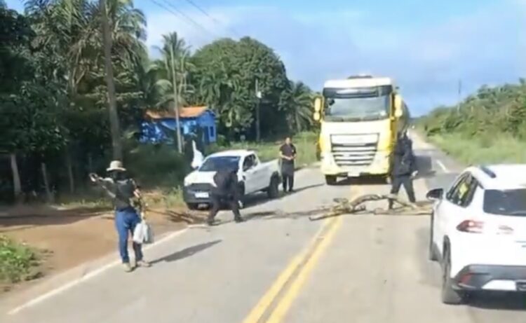 Homens encapuzados disparam arma de fogo durante protesto e espalham pânico no município do Acará