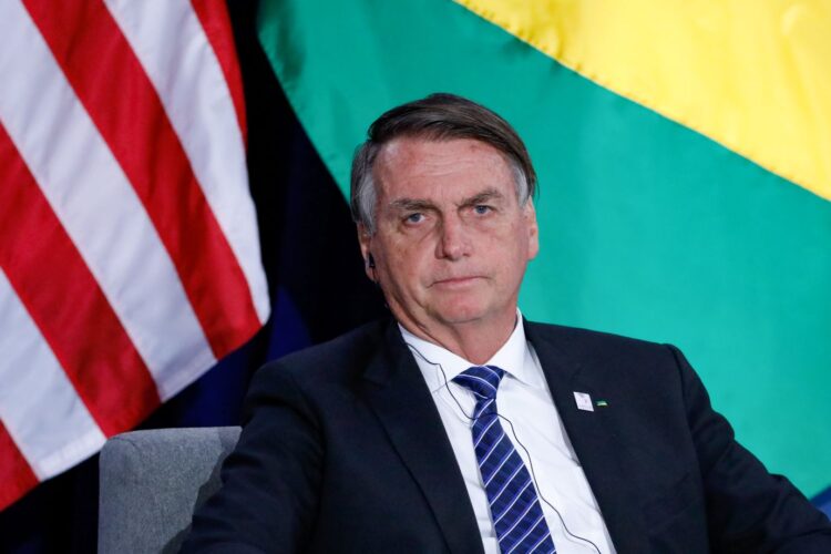 Moraes autoriza prisão domiciliar temporária com tornozeleira para Jair Bolsonaro