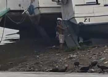 Homem é flagrado lavando cheiro-verde em água do rio no Ver-o-Peso