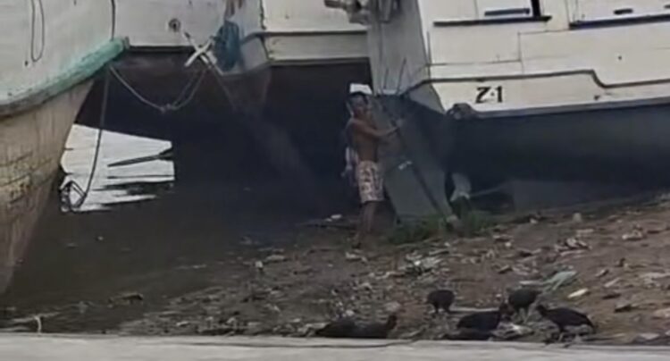 Homem é flagrado lavando cheiro-verde em água do rio no Ver-o-Peso