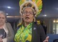 Mulher é impedida de entrar com bandeira do Brasil no Senado Federal