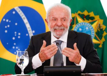 Lula critica governo Bolsonaro e diz: “não jogamos dinheiro fora”