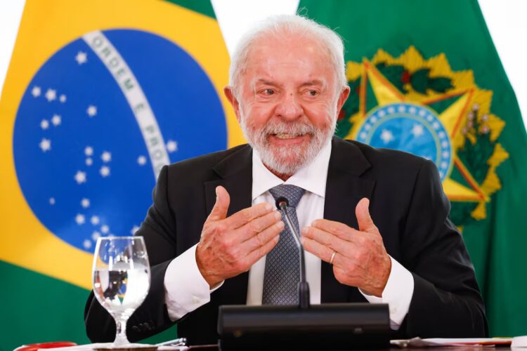 Lula critica governo Bolsonaro e diz: “não jogamos dinheiro fora”