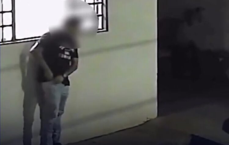 Homem invade casa da ex com canivete e é contido por amigo da vítima