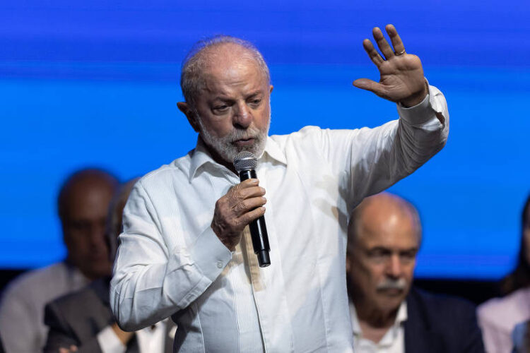 Lula diz que economia vai bem, mas admite impacto das dívidas na percepção da população