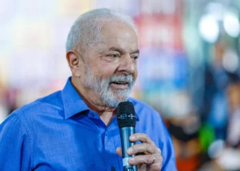 “Opala afogou no álcool”, diz Flávio Bolsonaro sobre Lula após fala sobre Bolsonaro