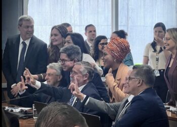 Parlamentares do PT fazem “L” e celebram fim da CPMI do INSS