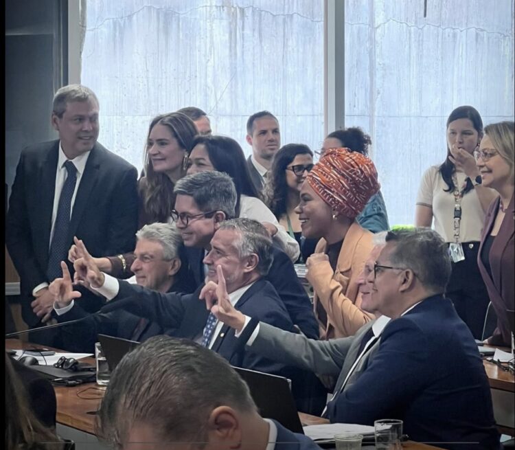 Parlamentares do PT fazem “L” e celebram fim da CPMI do INSS