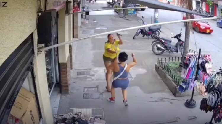 Mulher morre após ser esfaqueada durante discussão na rua