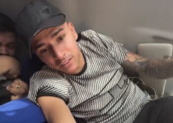 Homens tentam gravar “cavalo de pau” para redes sociais e carro capota