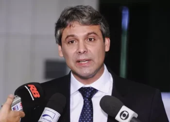 “Eles continuam tentando o golpe”, diz Lindbergh Farias após pedir revogação da domiciliar de Bolsonaro